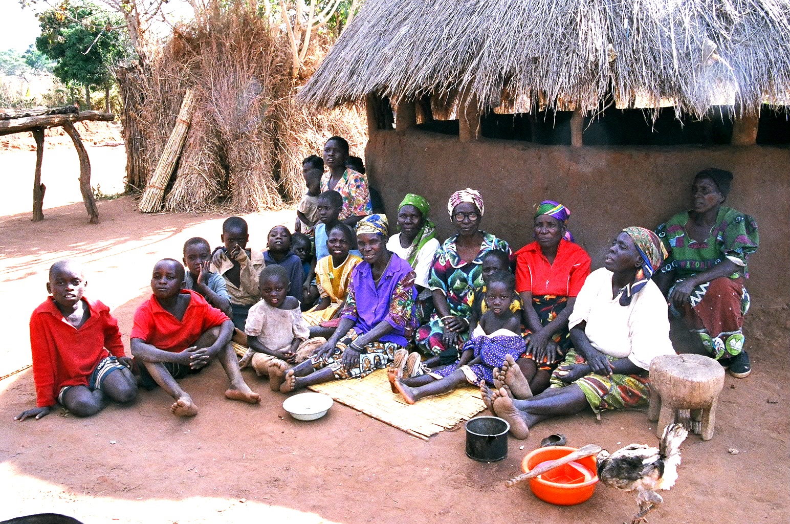 Village group. Семья африканцев. Большая Африканская семья. Многодетная семья в Африке. Большие семьи в Африке.